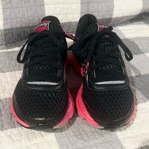 EXCELLENT- Saucony Mirage Running Shoe. Women's Size 6.5